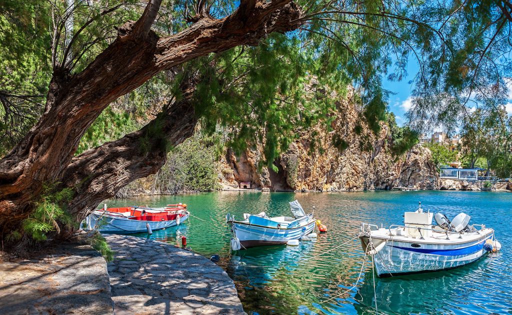 Agios Nikolaos est la capitale du nome de Lassithi et est située dans la baie de Mirabello, au nord-est de la Crète, à seulement 45 minutes de l’aéroport international d’Héraklion.