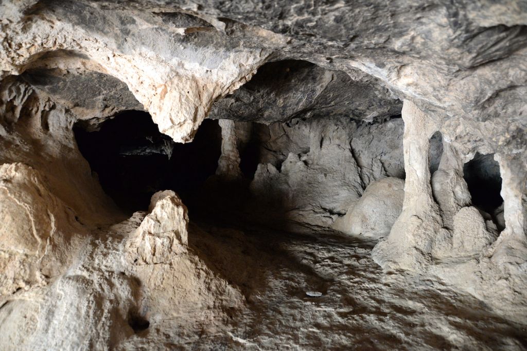 Il est intéressant de visiter à Milatos et dans ses environs la Grotte de Milatos qui est située sur les pentes d'un ravin profond et qui se trouve à 3km du village.