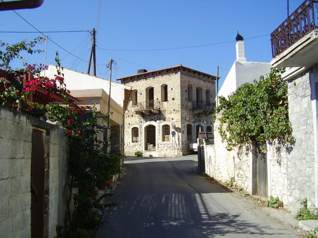 Kastelli est une petite ville située au centre de la préfecture d'Héraklion et de la province de Pediada, dans l'une des régions les plus fertiles de la Crète.