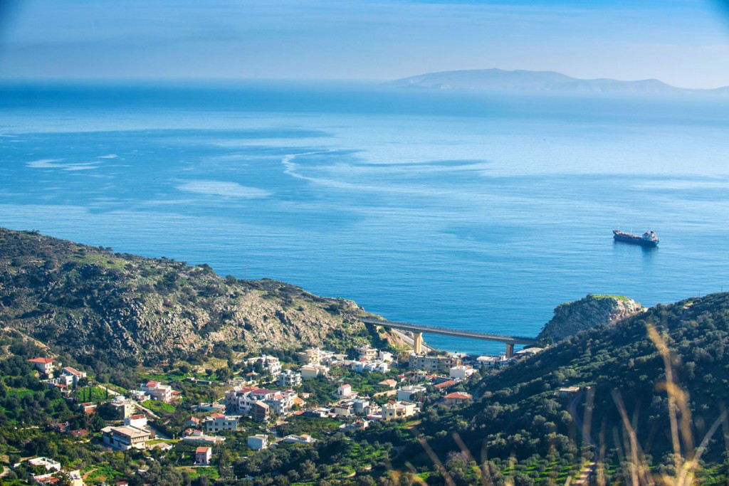 Rogdia est un village situé sur les collines à 20 km à l'ouest de la ville d'Héraklion, sur la côte nord de la Crète,avec ses vues remarquables, du monastère de Savathiana à proximité.