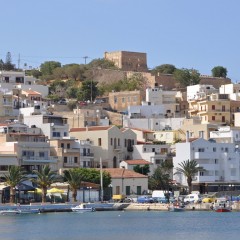 La ville surplombée par sa forteresse