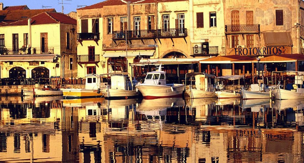 Port vénitien, vieille ville, plages exotiques, hôtels luxueux et gastronomie crétoise. À Réthymnon, tout regorge d’histoire, de beauté et de tradition