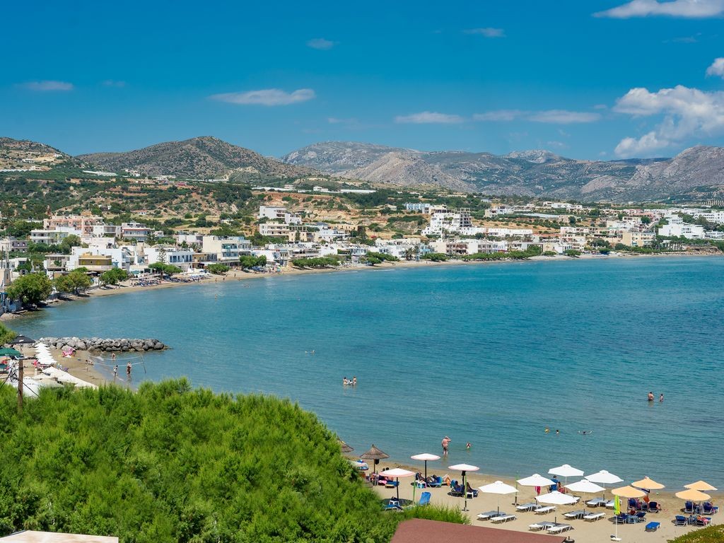 Makrigialos se situe à 30 minutes de route à l'est d'Iérapetra, en Crète orientale, le long d'une côte bordée de baies isolées et de plages plus calmes.