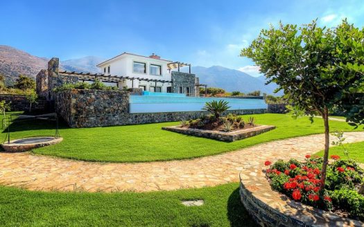 Elégante villa de 6 chambres avec une immense piscine, de beaux jardins et une vue fantastique à Sissi.