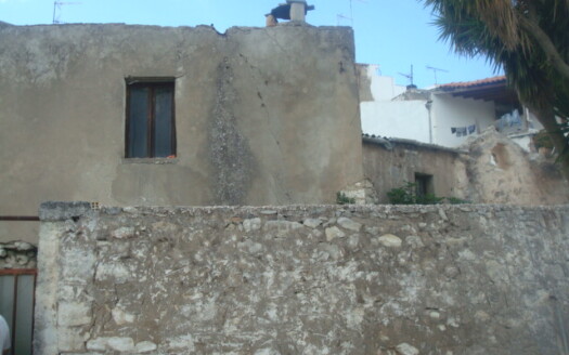 Maison traditionnelle à rénover à Agios Myronas