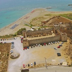 La plage et la forteresse