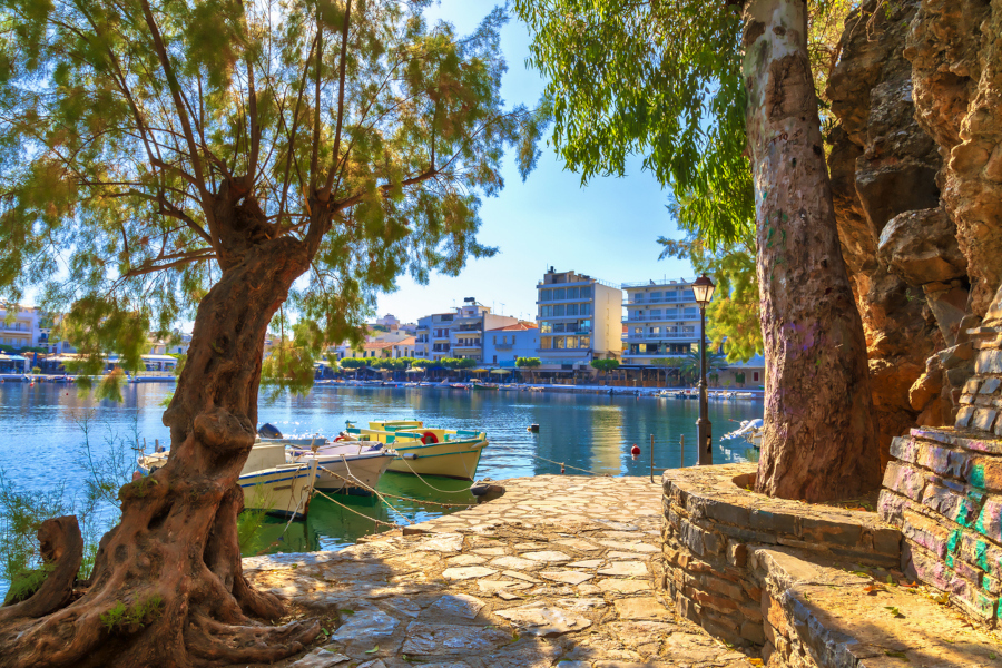 Agios Nikolaos est la capitale du nome de Lassithi et est située dans la baie de Mirabello, au nord-est de la Crète, à seulement 45 minutes de l’aéroport international d’Héraklion.