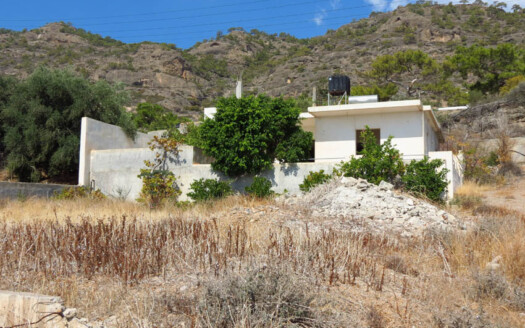 Maison à terminer proche de la mer avec terrain de 800m2 à Mavros Kolimbos
