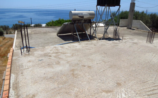 Maison à terminer proche de la mer avec terrain de 800m2 à Mavros Kolimbos
