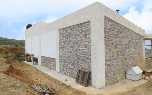 Maison en pierre de deux étages à Sitia.