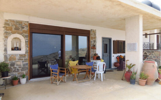 Maison en pierre de deux étages à Sitia.