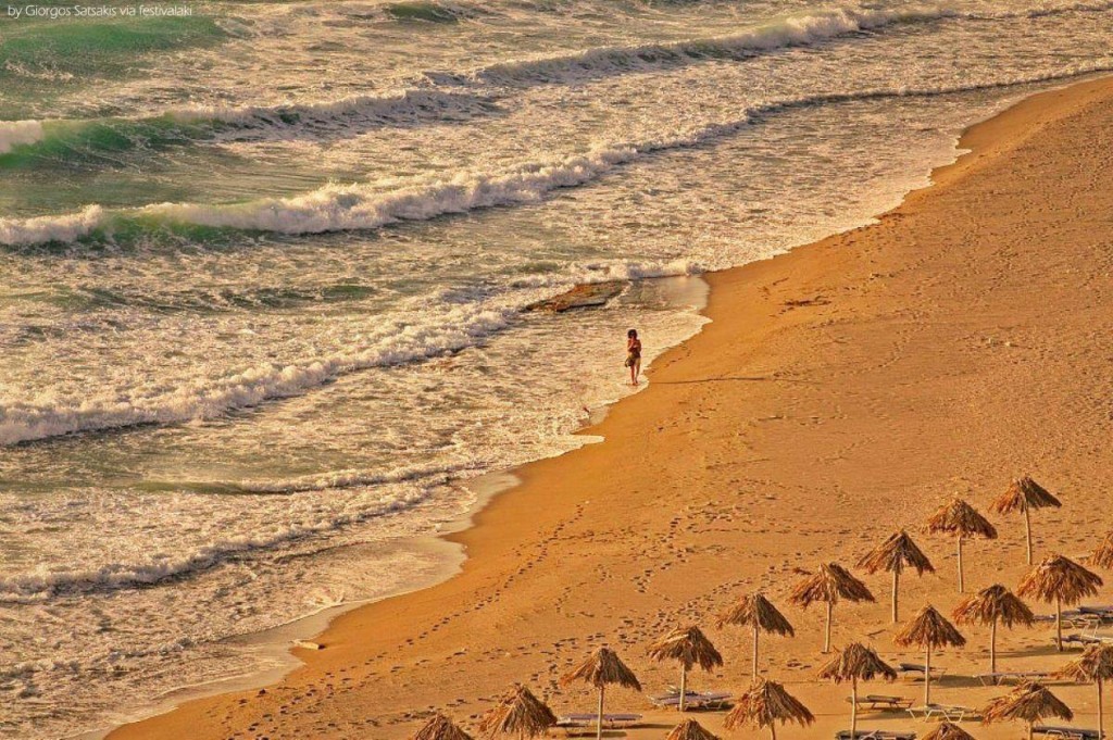 En fin d’après-midi, le soleil se couche derrière les îlots et vous offre l’un des plus beaux couchers de soleil en Crète