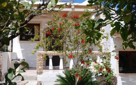 Villa jumelée de 3 chambres et appartement d'invités sur un terrain privé à Amoudara, Agios Nikolaos.