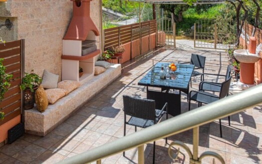 Magnifique maison, 2 appartements, 4 chambres, à 70 mètres de la plage à Agios Panteleimonas