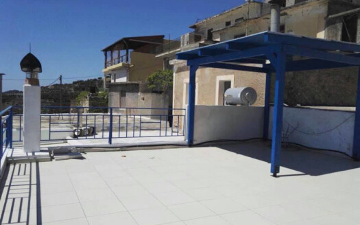 Maison de village rénovée, avec toit-terrasse, à Schinokapsala.