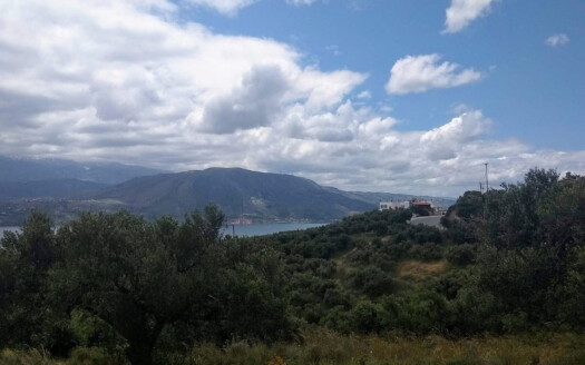 Terrain de 4200m2, emplacement privilégié, à Sternes.
