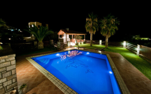 Luxueuse villa de 4 Chambres avec piscine, jardins et vue mer à Katsikia, Agios Nikolaos.