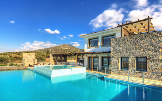 Élégante villa de 6 chambres avec immense piscine, beaux jardins et vues fantastiques à Sissi.