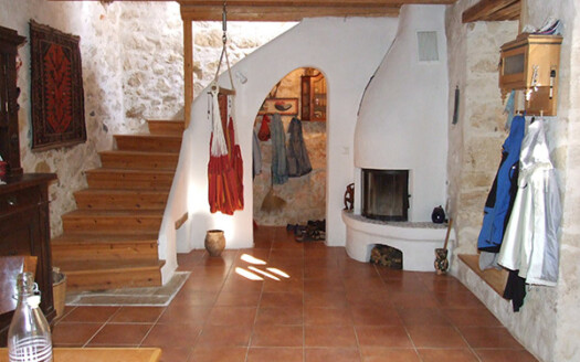 Maison traditionnelle en pierre, rénovée dans le village de Pyrgou
