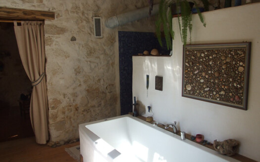 Maison traditionnelle en pierre, rénovée dans le village de Pyrgou