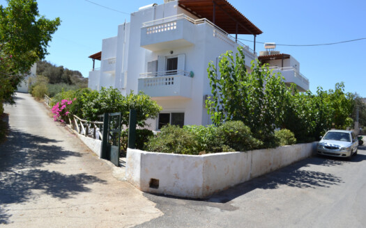 Appartement de 2 chambres, jardin, patio et parking privé à Agios Nikolaos.