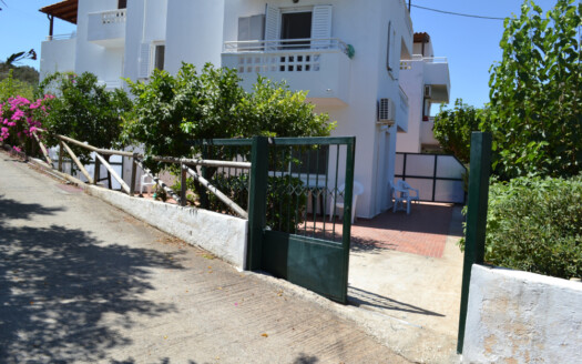 Appartement de 2 chambres, jardin, patio et parking privé à Agios Nikolaos.