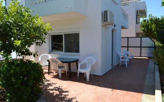 Appartement de 2 chambres, jardin, patio et parking privé à Agios Nikolaos.