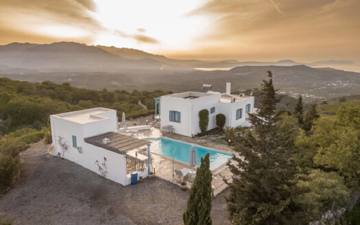 Belle villa avec une vue fabuleuse sur la mer à Kastellos.
