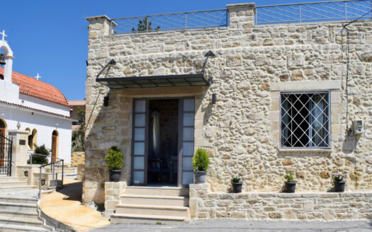 Propriété en pierre avec un fabuleux toit-terrasse à Amnatos