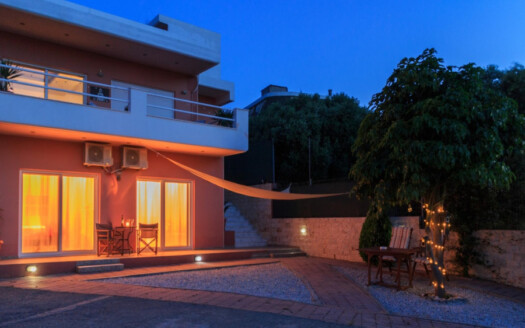 Maison spacieuse de 2 niveaux avec jardin et superbes vues à Mardati, Agios Nikolaos.