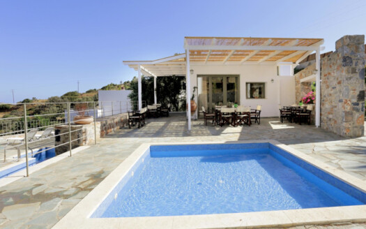 Hôtel d'écotourisme idyllique avec piscines, jardins et vues imprenables à Agia Pelagia.