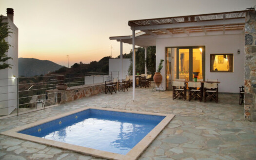 Hôtel d’écotourisme idyllique avec piscines, jardins et vues imprenables à Agia Pelagia.