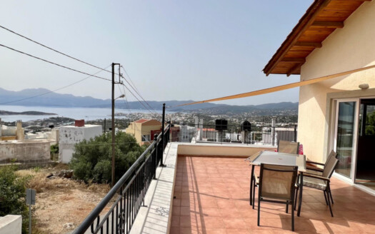 Maison en pierre près d’Agios Nikolaos, vue mer.