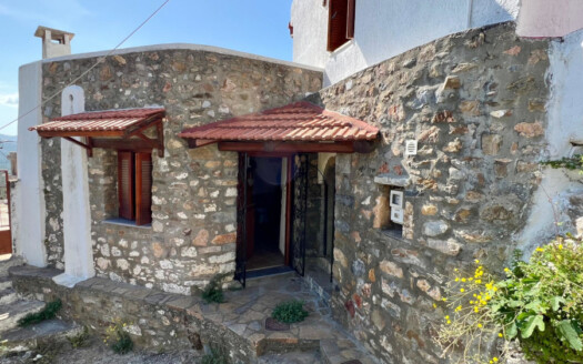 Belle maison en pierre rénovée dans le village traditionnel de Choumeriakos.