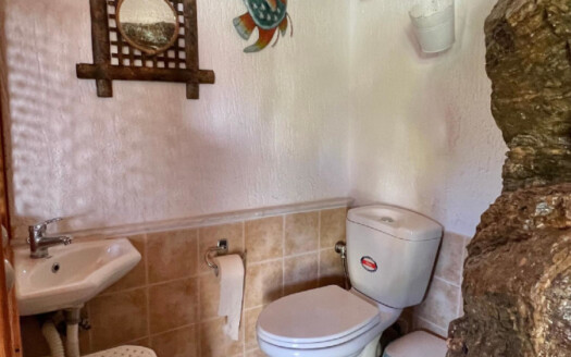 Belle maison en pierre rénovée dans le village traditionnel de Choumeriakos.