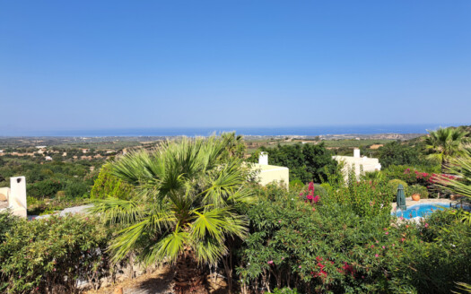 Belle maison, 2 chambres, panorama stupéfiant jusqu’à la mer à Skouloufia.