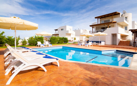 Deux villas avec piscines et jardins privés, vendues ensemble, à Milatos