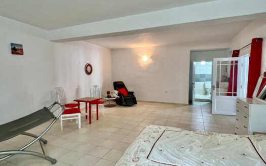 Appartement de 3 Pièces avec cour, à quelques pas de la plage à Lagada..