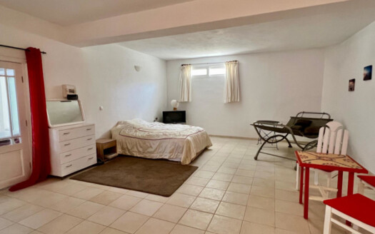 Appartement de 3 Pièces avec cour, à quelques pas de la plage à Lagada..