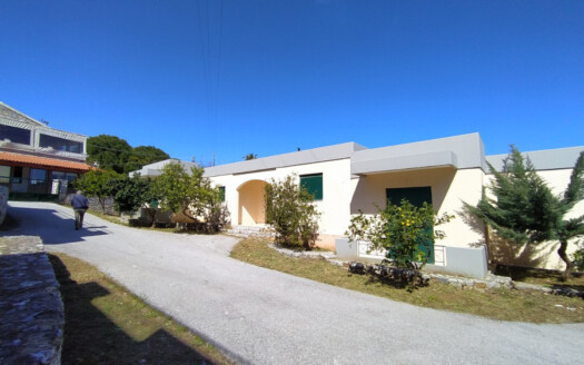 Spacieuse maison, avec piscine, dans un petit complexe à Kefalas.