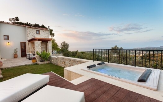 Maison en pierre unique avec une vue imprenable sur la mer à Maroulas