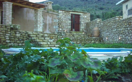 Maison de village en pierre rénovée à vendre à Tzitzifes