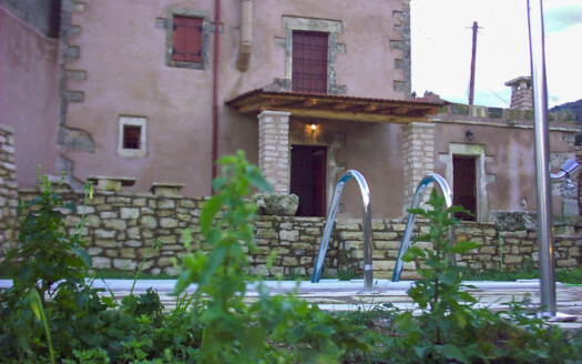 Maison de village en pierre rénovée à vendre à Tzitzifes