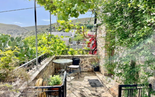 Belle maison individuelle en pierre, vue mer depuis la terrasse à Nofalias, Néapolis.