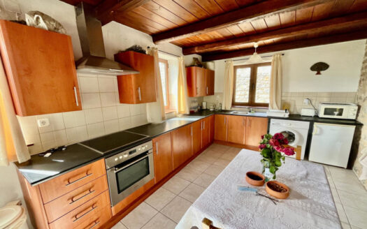 Belle maison individuelle en pierre, vue mer depuis la terrasse à Nofalias, Néapolis.