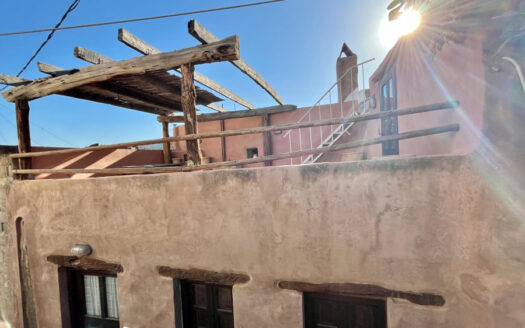 Maison traditionnelle rénovée, 2 étages avec terrasse, à Prina
