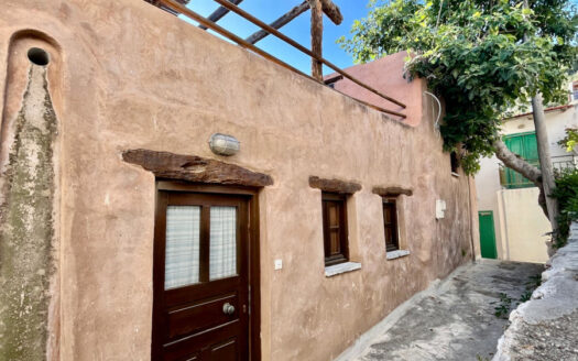 Maison traditionnelle rénovée, 2 étages avec terrasse, à Prina