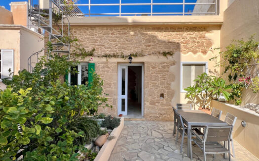 Maison en pierres, sur 2 niveaux, avec terrasse à Sitia