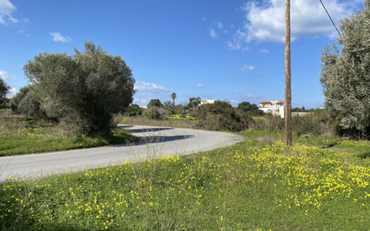 Terrain constructible de 1386m2 à Pagona, près de Prinos