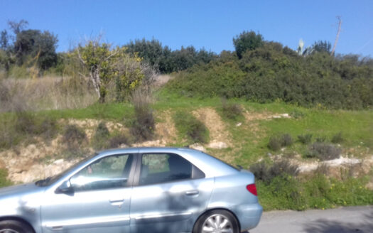 Terrain constructible de 1567m2 à Palia Vrissi